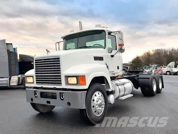 Mack PINNACLE CHU613 Trekkers