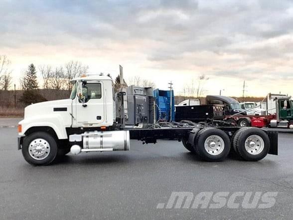 Mack PINNACLE CHU613 Trekkers