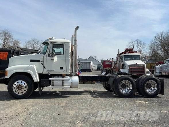 Mack PINNACLE CHU613 Trekkers