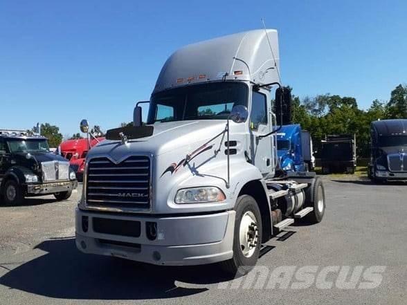 Mack PINNACLE CXU612 Trekkers
