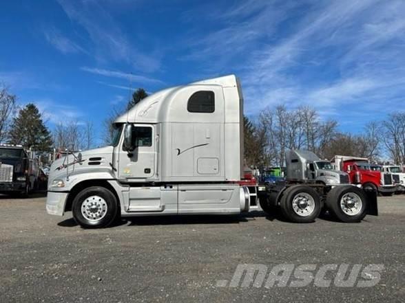 Mack PINNACLE CXU613 Trekkers