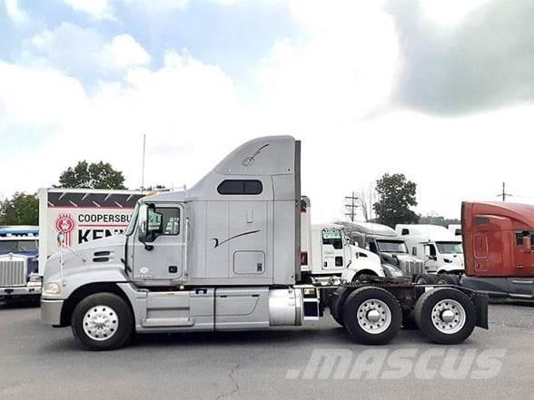 Mack PINNACLE CXU613 Trekkers