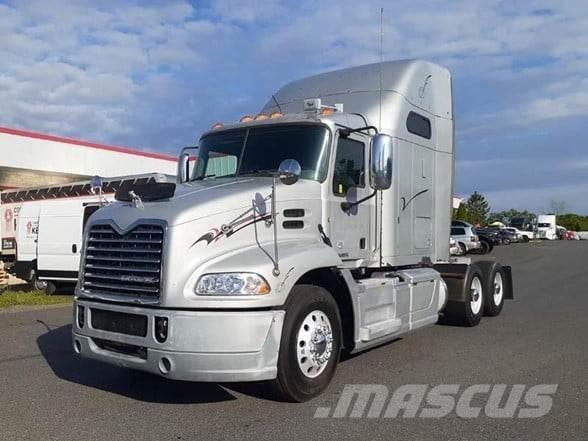 Mack PINNACLE CXU613 Trekkers