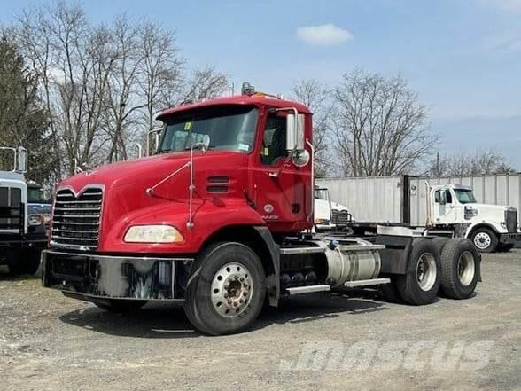 Mack PINNACLE CXU613 Trekkers