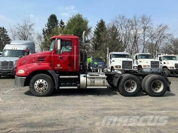 Mack PINNACLE CXU613 Trekkers