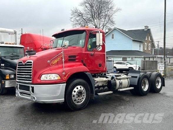 Mack PINNACLE CXU613 Trekkers