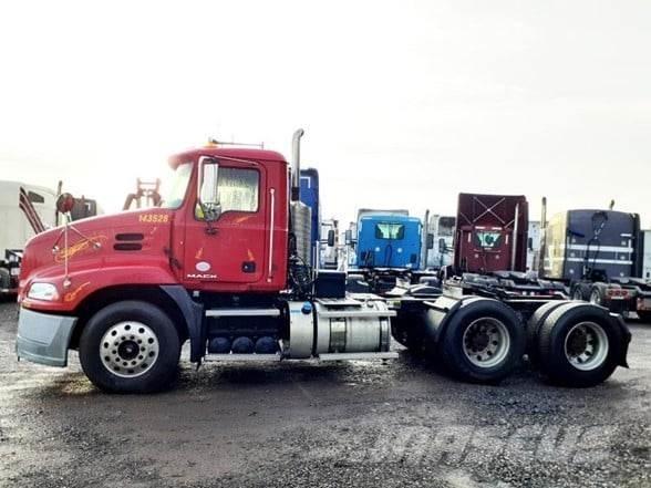 Mack PINNACLE CXU613 Trekkers