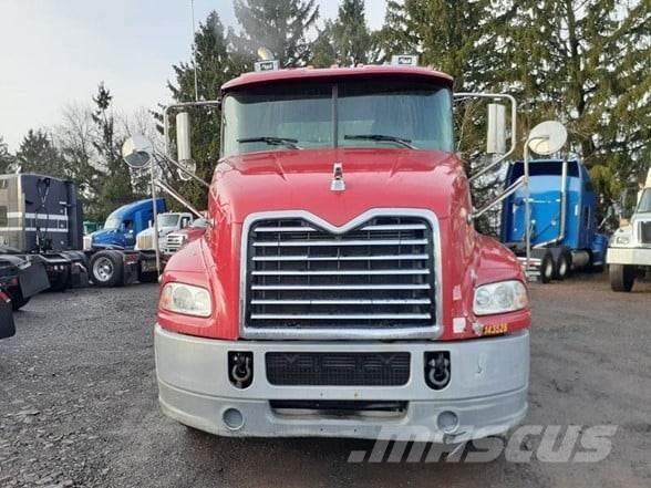 Mack PINNACLE CXU613 Trekkers