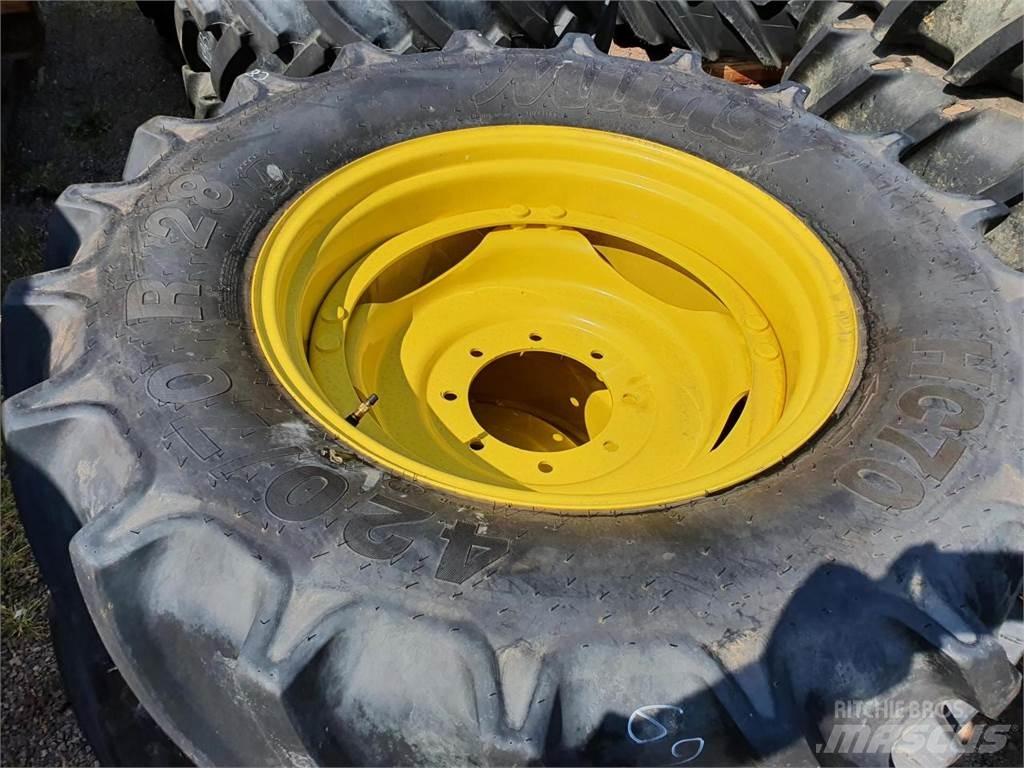 Mitas 420/70R28 x2 Banden, wielen en velgen