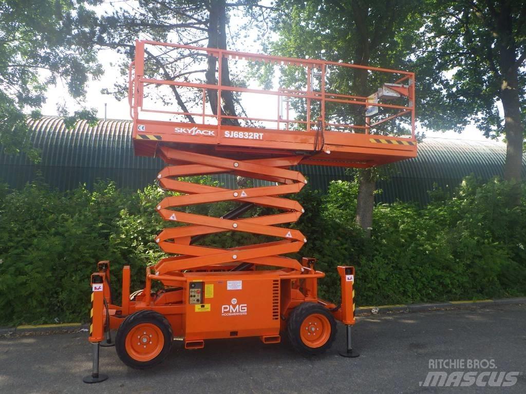 SkyJack SJ6832RT Schaarhoogwerkers