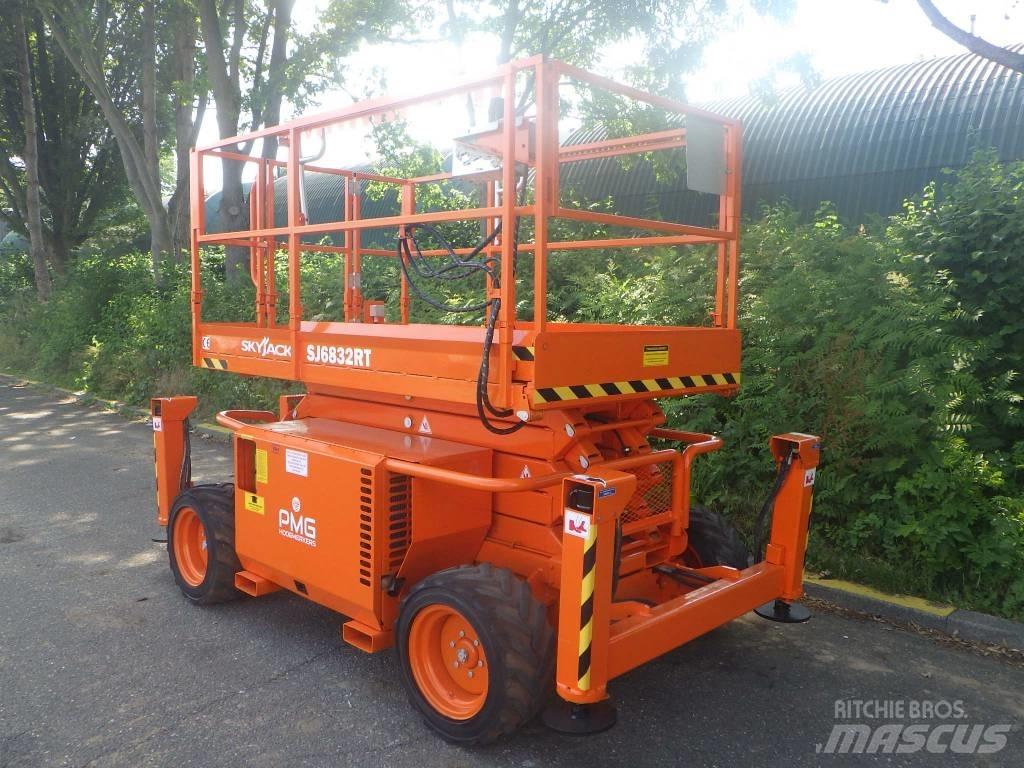 SkyJack SJ6832RT Schaarhoogwerkers
