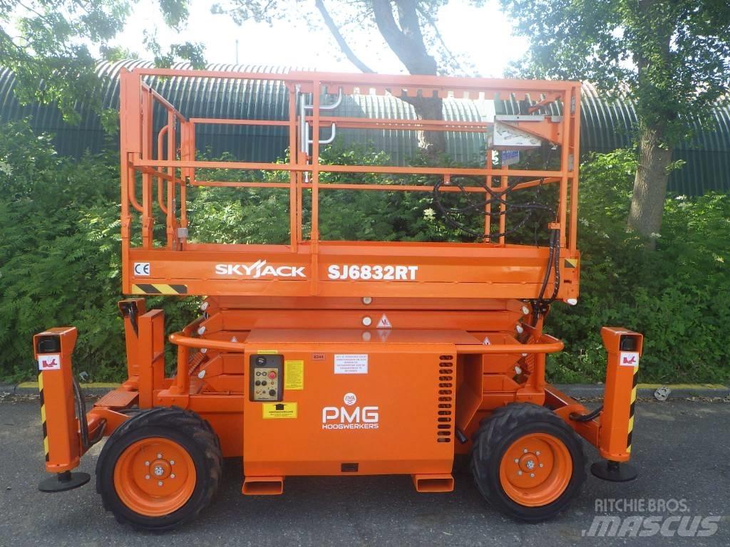 SkyJack SJ6832RT Schaarhoogwerkers