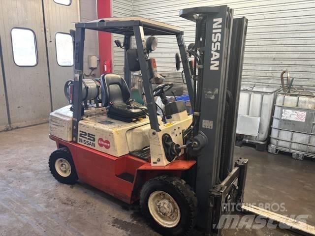 Nissan UJ02 A 25 U LPG heftrucks