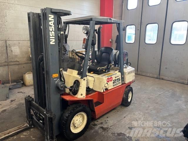 Nissan UJ02 A 25 U LPG heftrucks