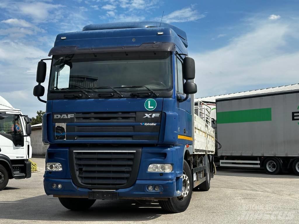 DAF XF 105.460 Vlakke laadvloer met kraan