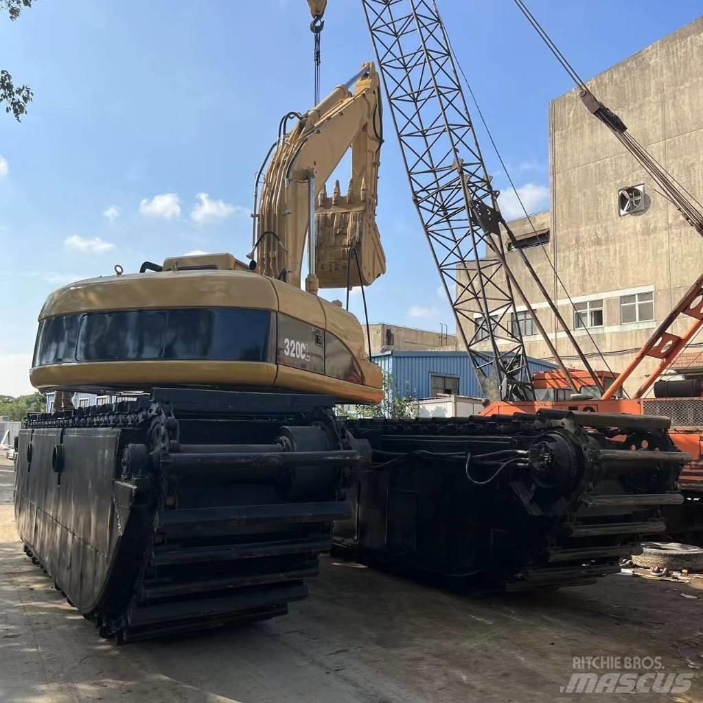 CAT 320 C Amfibische graafmachines
