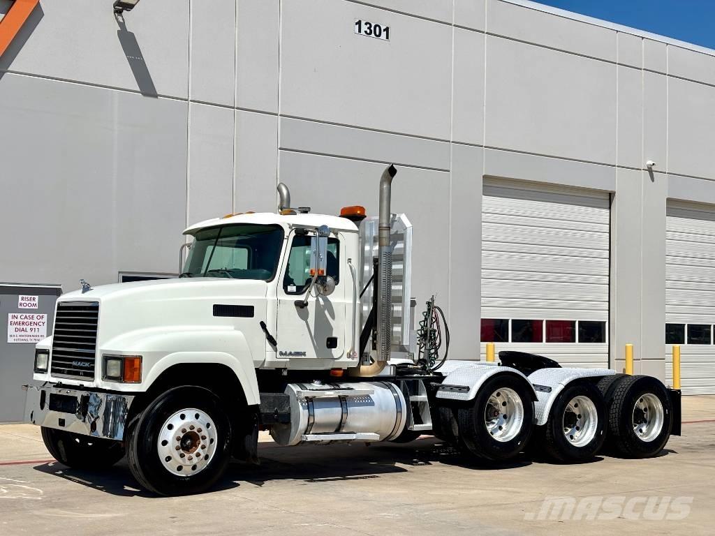 Mack CHU 613 Trekkers