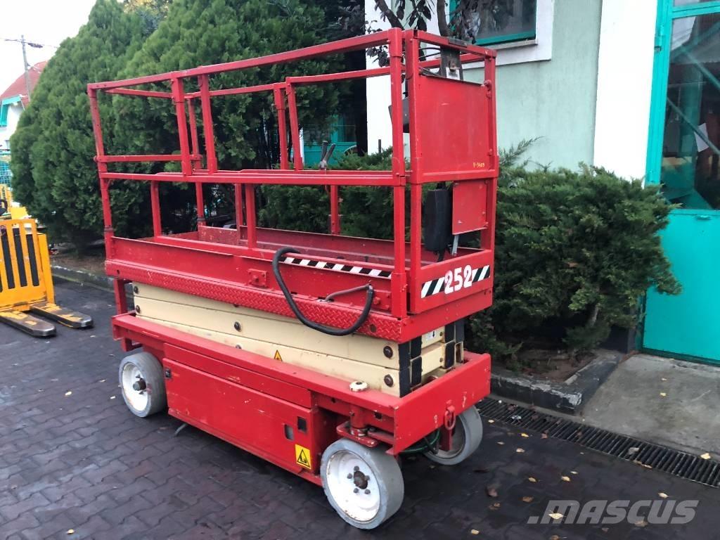 JLG 2030 F3    V-3409 Personenliften en invalideliften