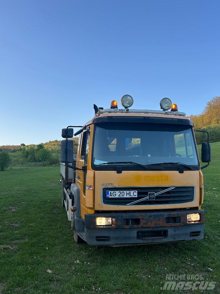 Volvo FL 6 Vlakke laadvloer met kraan