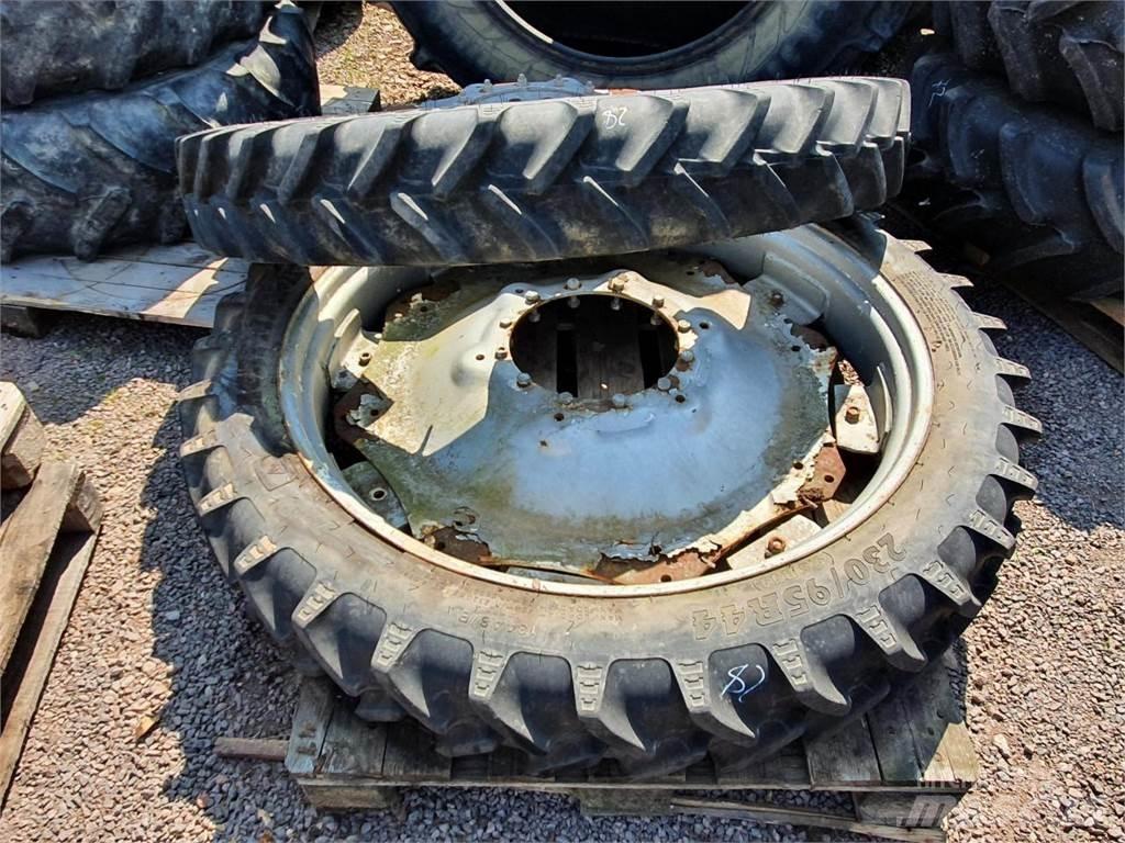 BKT 230/95R44 x2 Banden, wielen en velgen