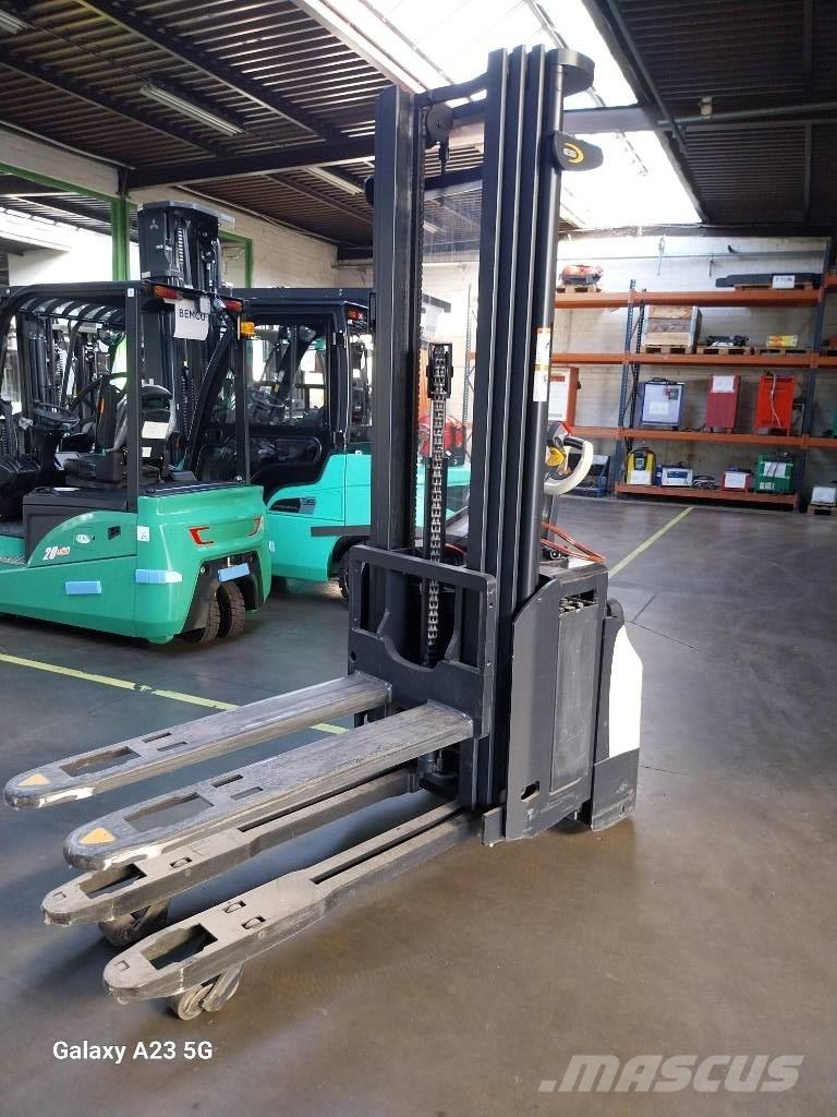 Crown ESi40001.6TT Meeloop stapelaar