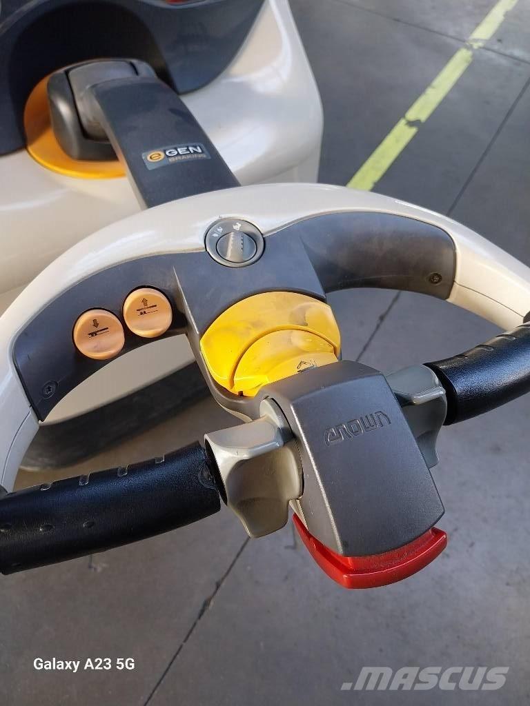 Crown ESi40001.6TT Meeloop stapelaar