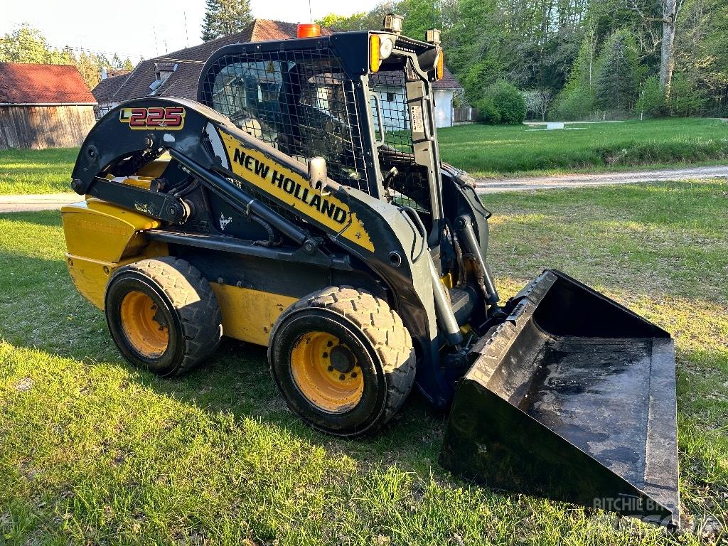 New Holland L 225 Schrankladers