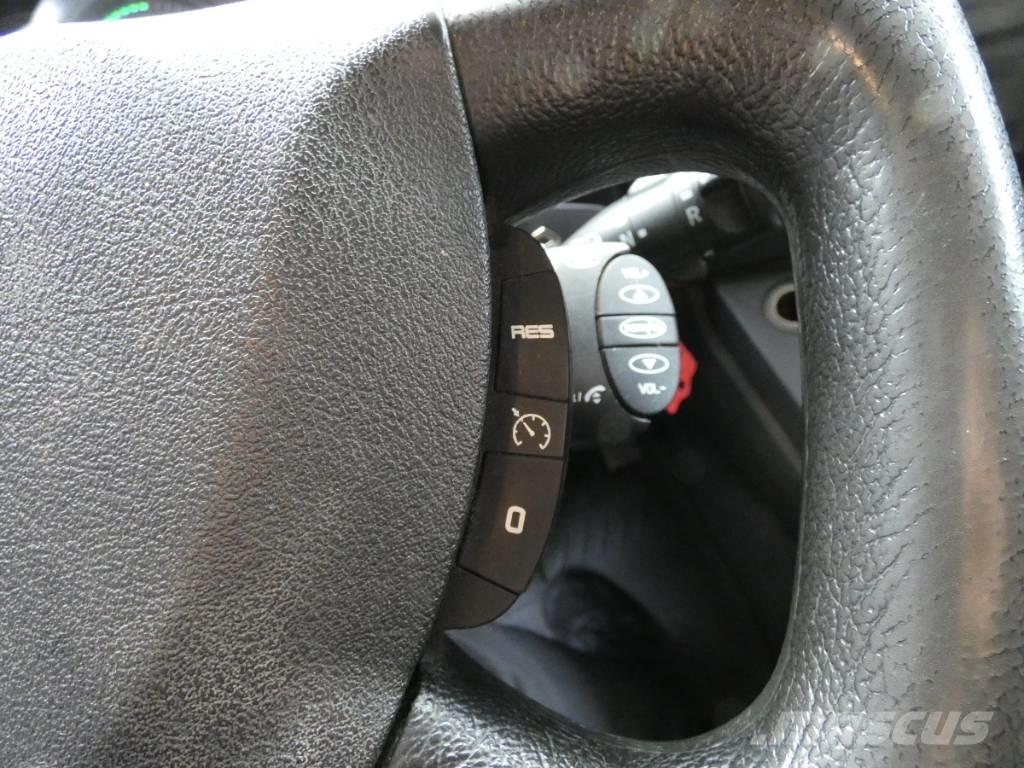 Renault D16 Vlakke laadvloer met kraan