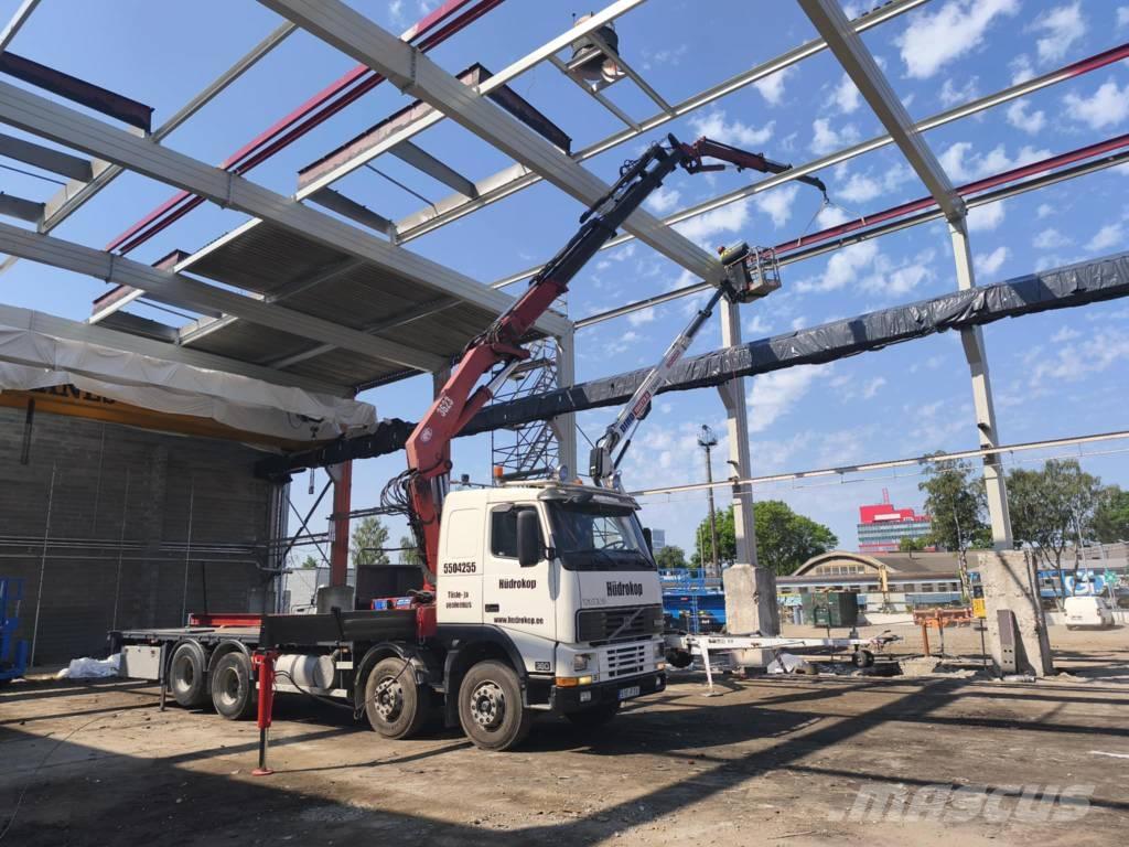 Volvo FH12 Vlakke laadvloer met kraan