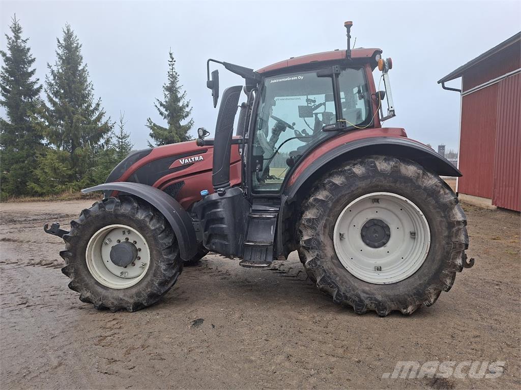 Valtra T154 Versu Tractoren