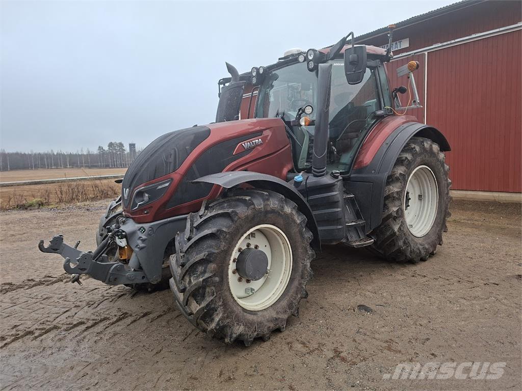 Valtra T154 Versu Tractoren