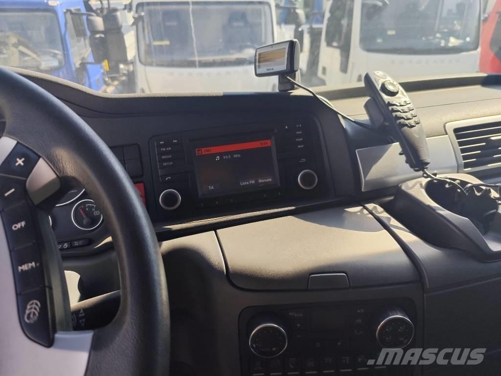 MAN TGX 26.440 Vrachtwagen met vlakke laadvloer en lier
