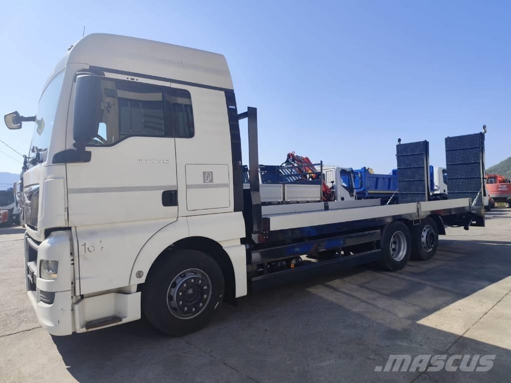 MAN TGX 26.440 Vrachtwagen met vlakke laadvloer en lier