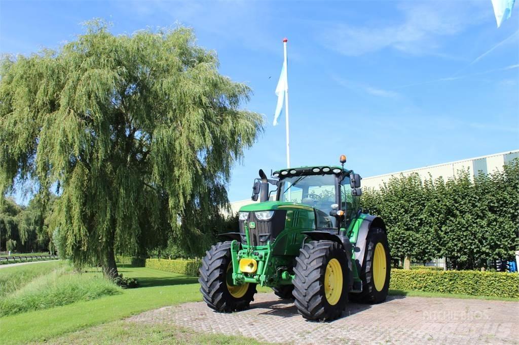John Deere 6215R Tractoren