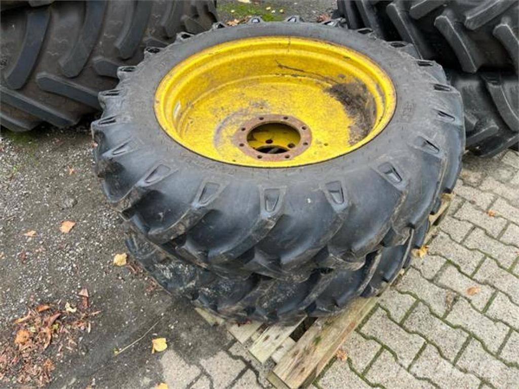 BKT 12.4-32 Banden, wielen en velgen