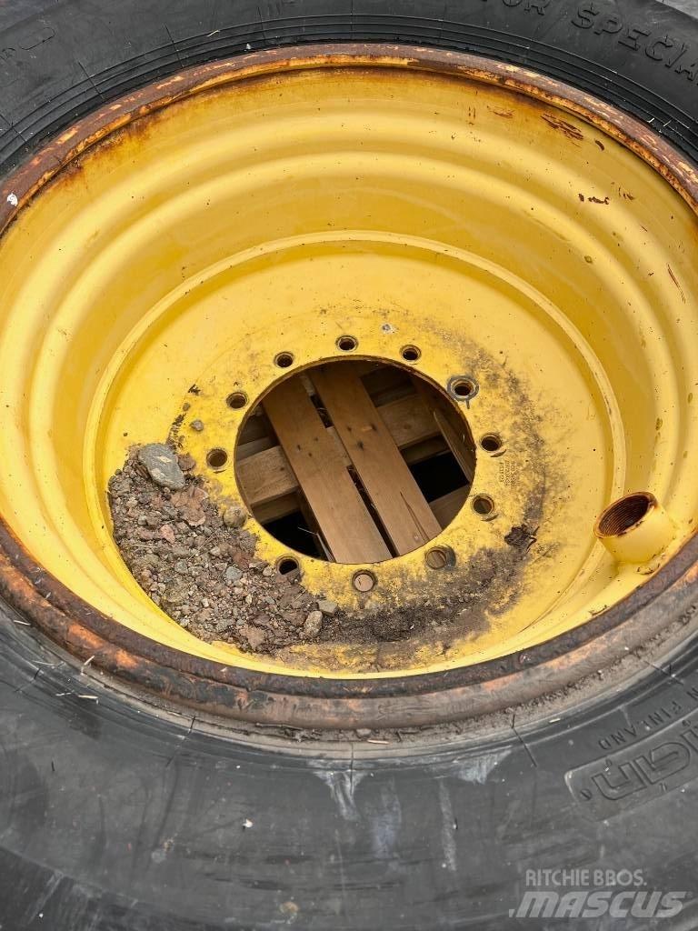 Nokian 700/70-34 Banden, wielen en velgen