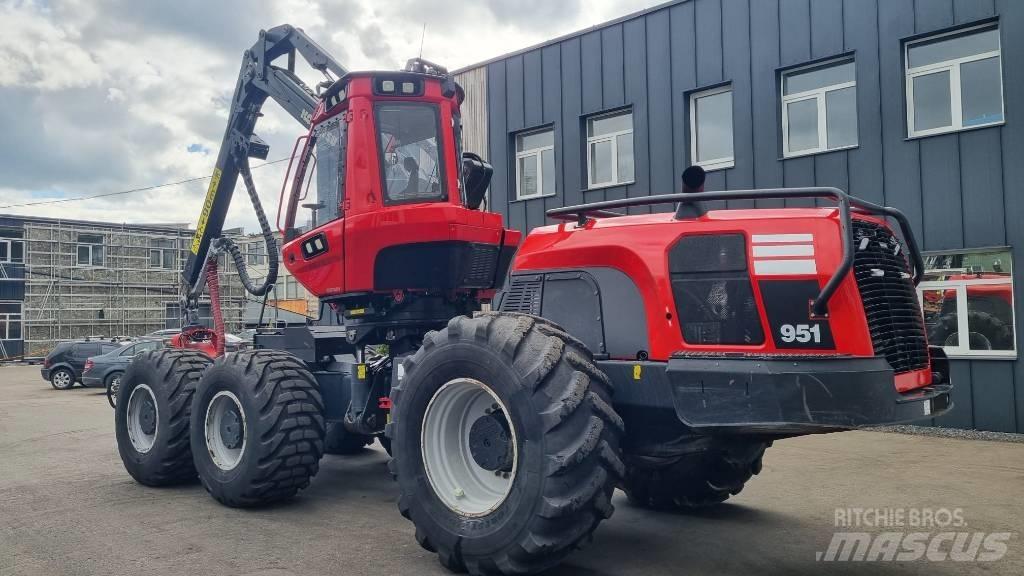 Komatsu 951 Harvesters