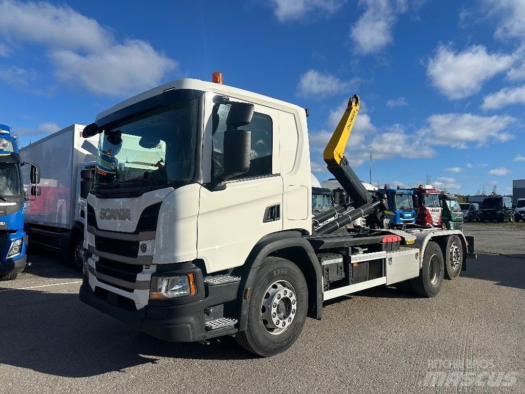 Scania P 360 Vrachtwagen met containersysteem