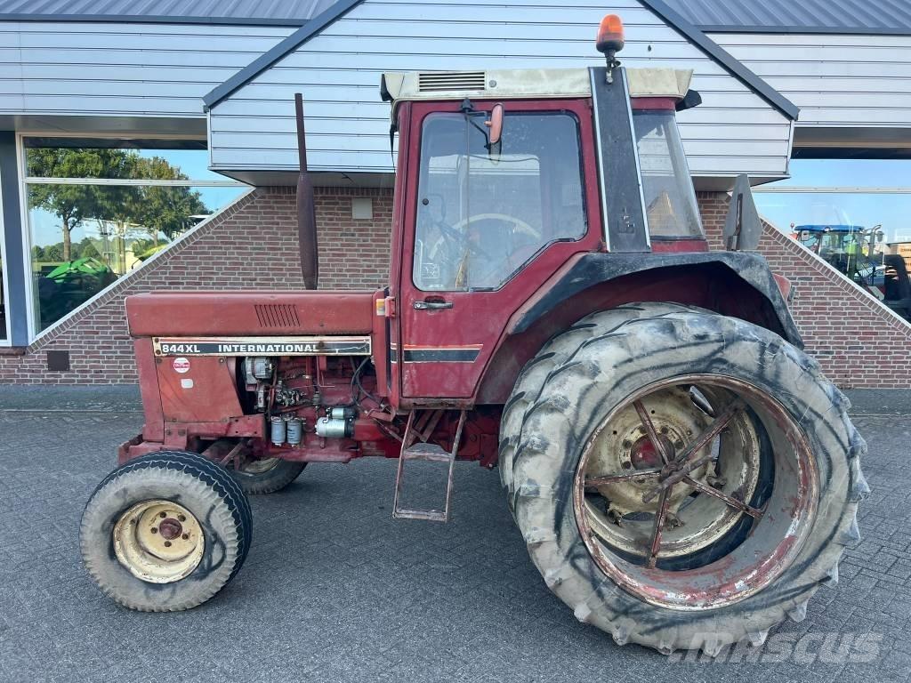 International 844 Tractoren