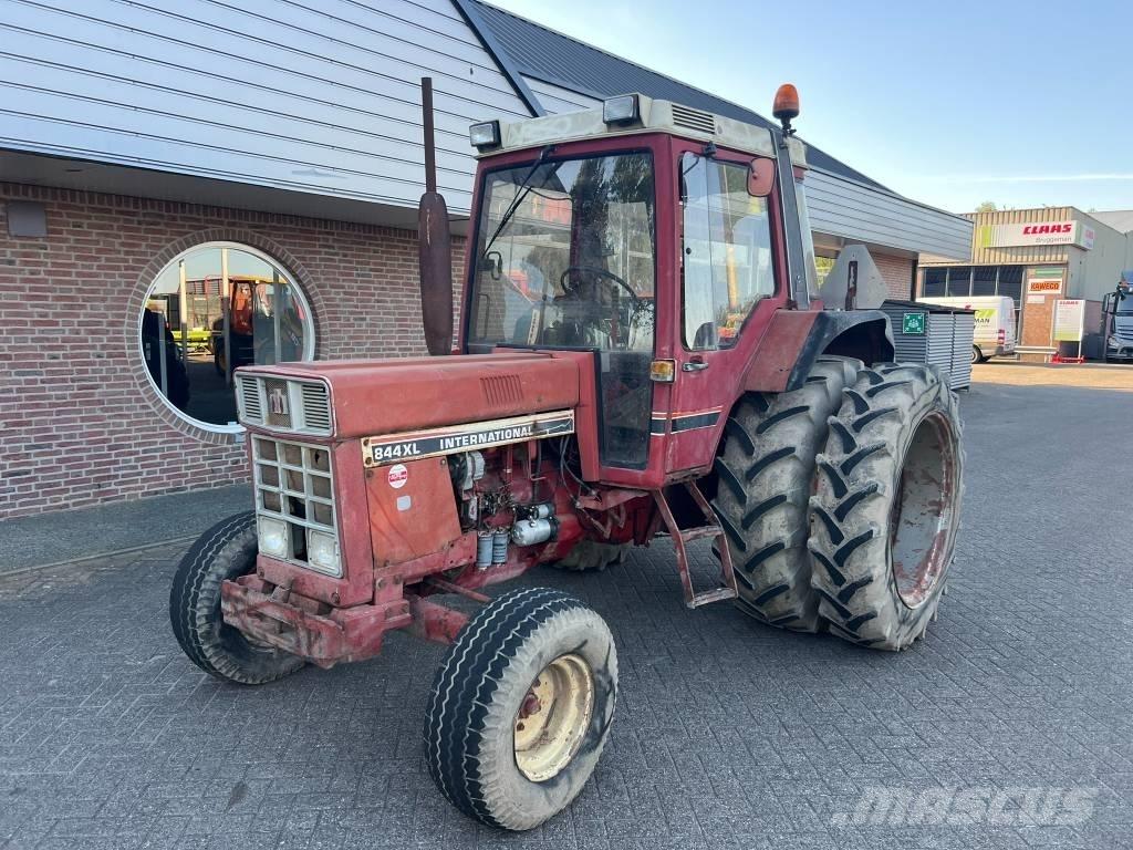 International 844 Tractoren