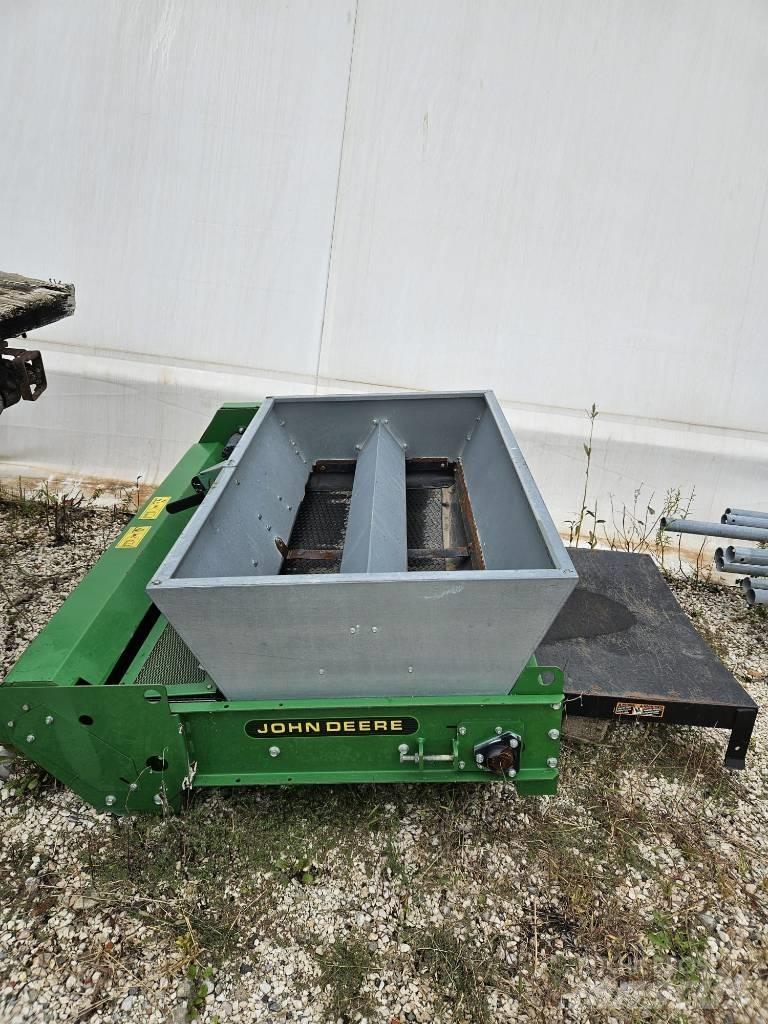 John Deere TD 100 Spreaders