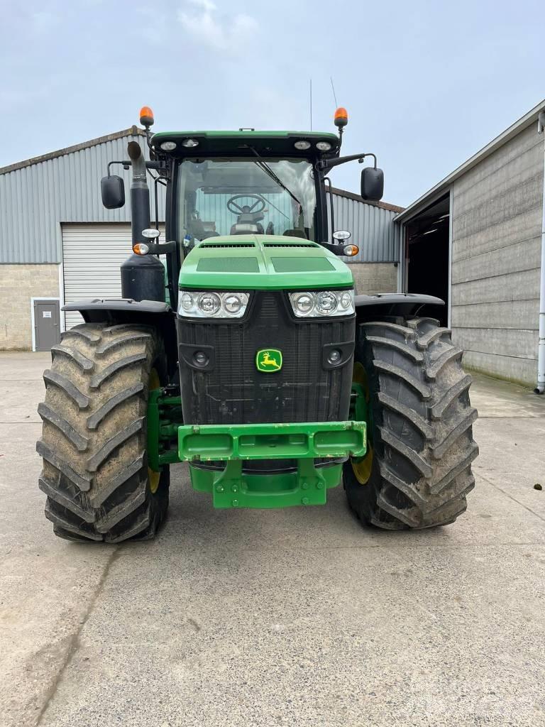 John Deere 8270 R Tractoren