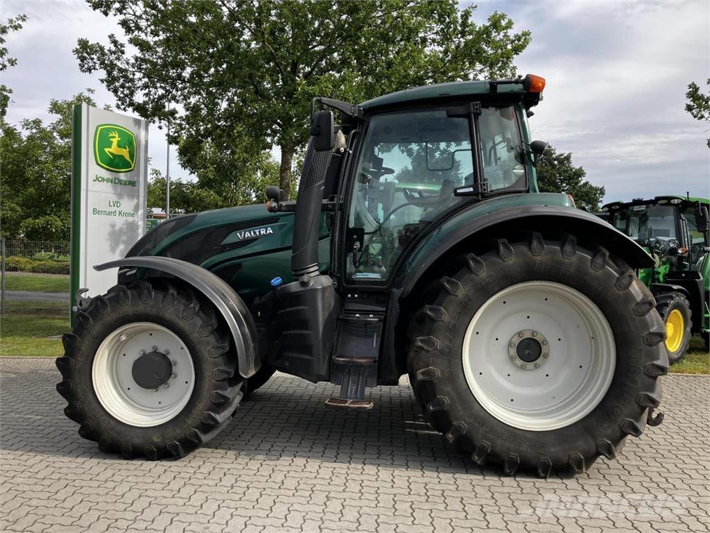 Valtra T174 Versu Tractoren