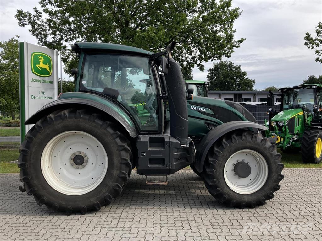 Valtra T174 Versu Tractoren