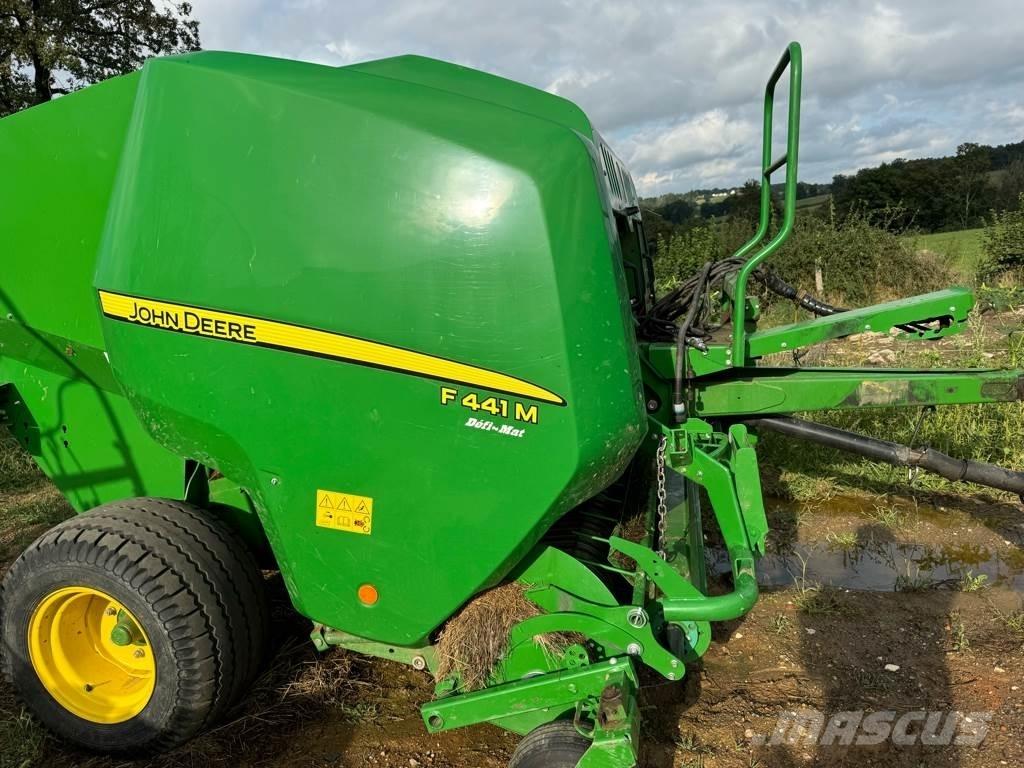John Deere F441M Ronde-balenpersen