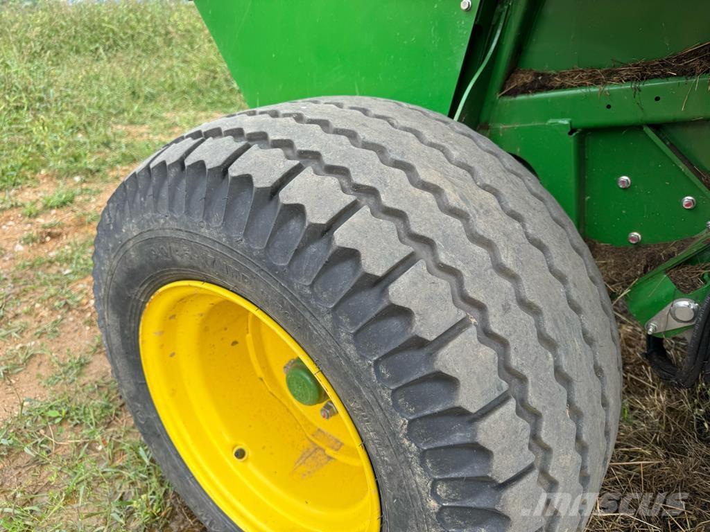 John Deere F441M Ronde-balenpersen