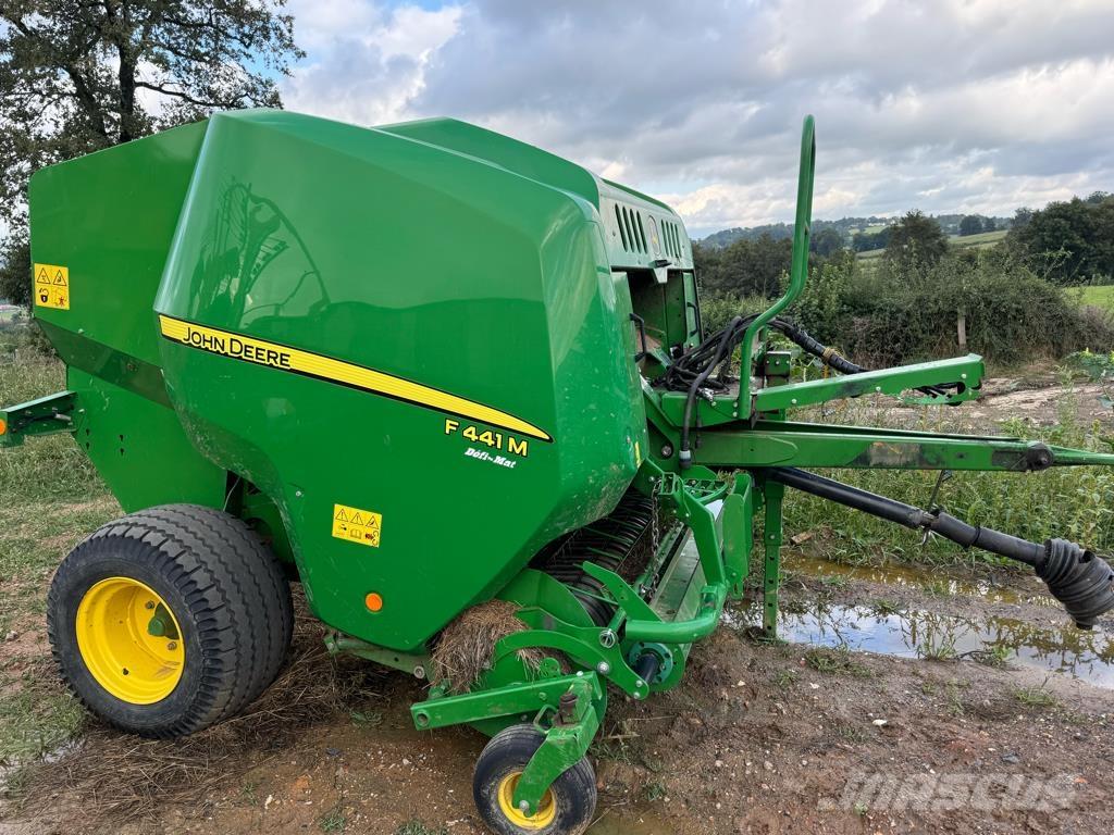 John Deere F441M Ronde-balenpersen