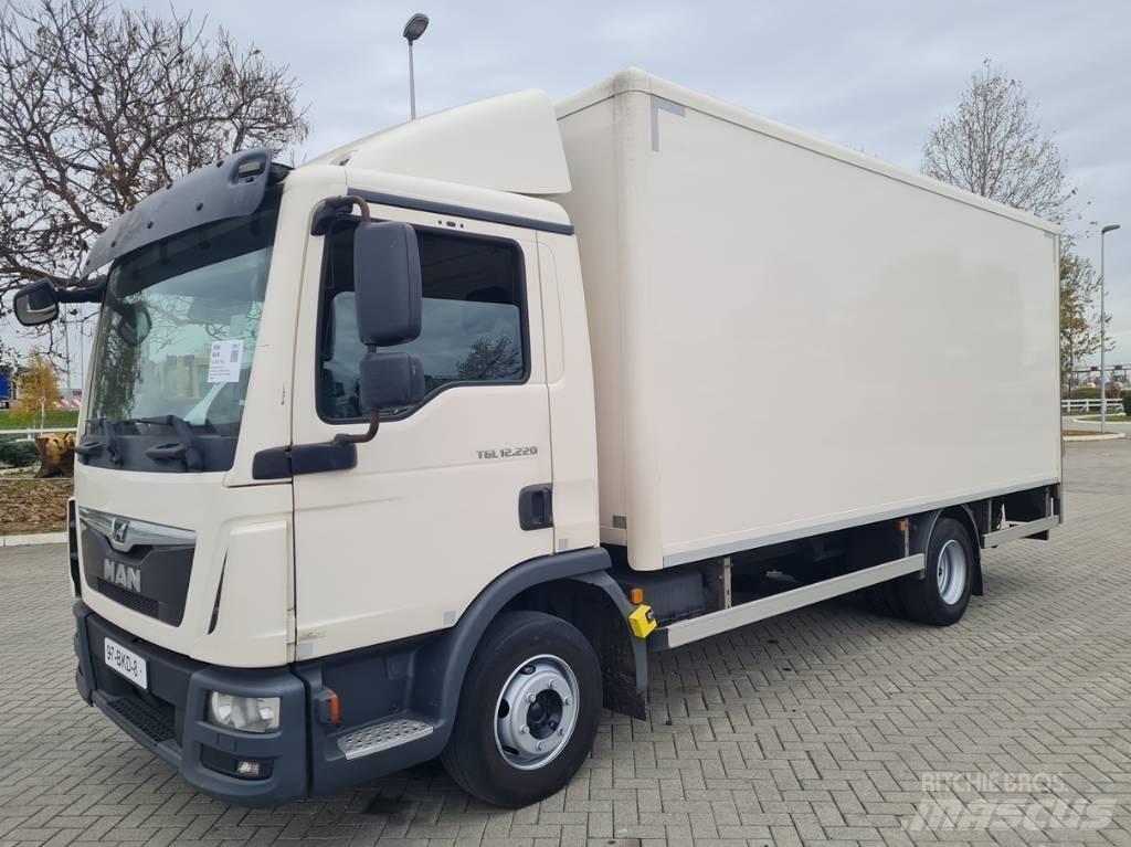 MAN 12.220 / 5.5m / LIFT Bakwagens met gesloten opbouw