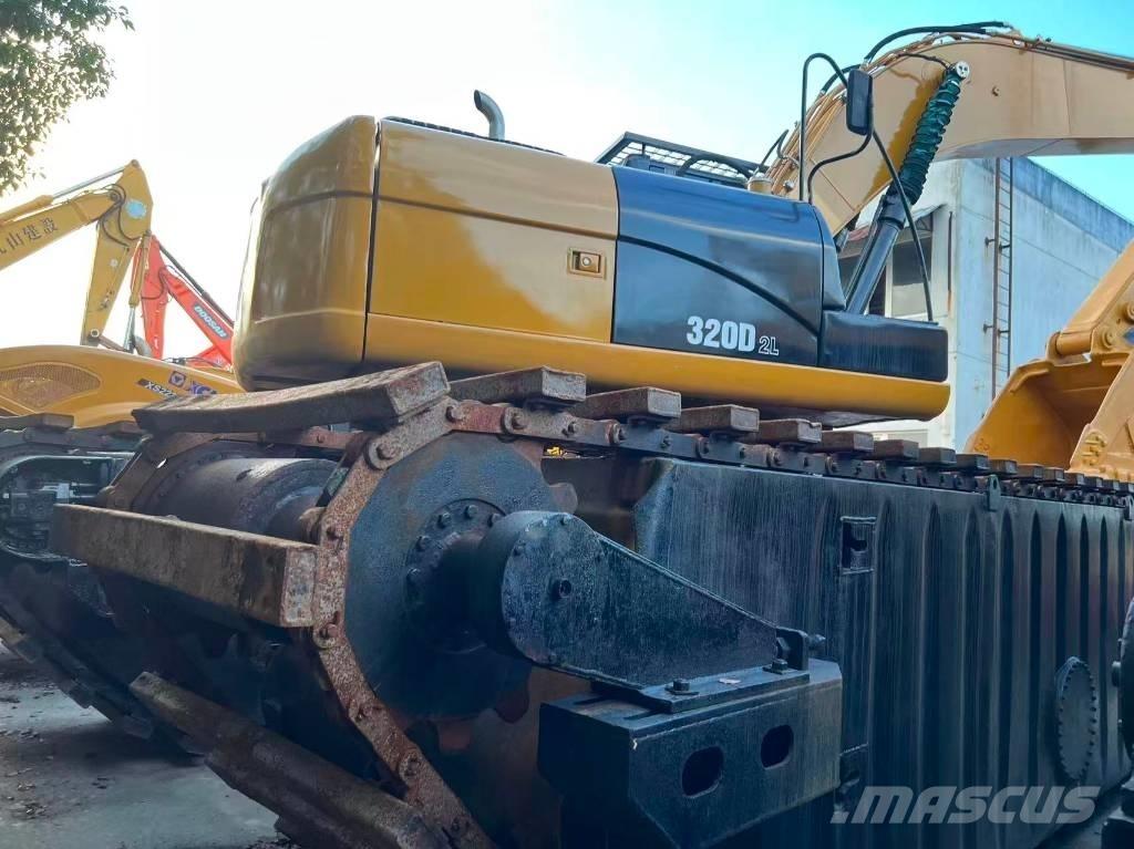 CAT 320 D2 Amfibische graafmachines