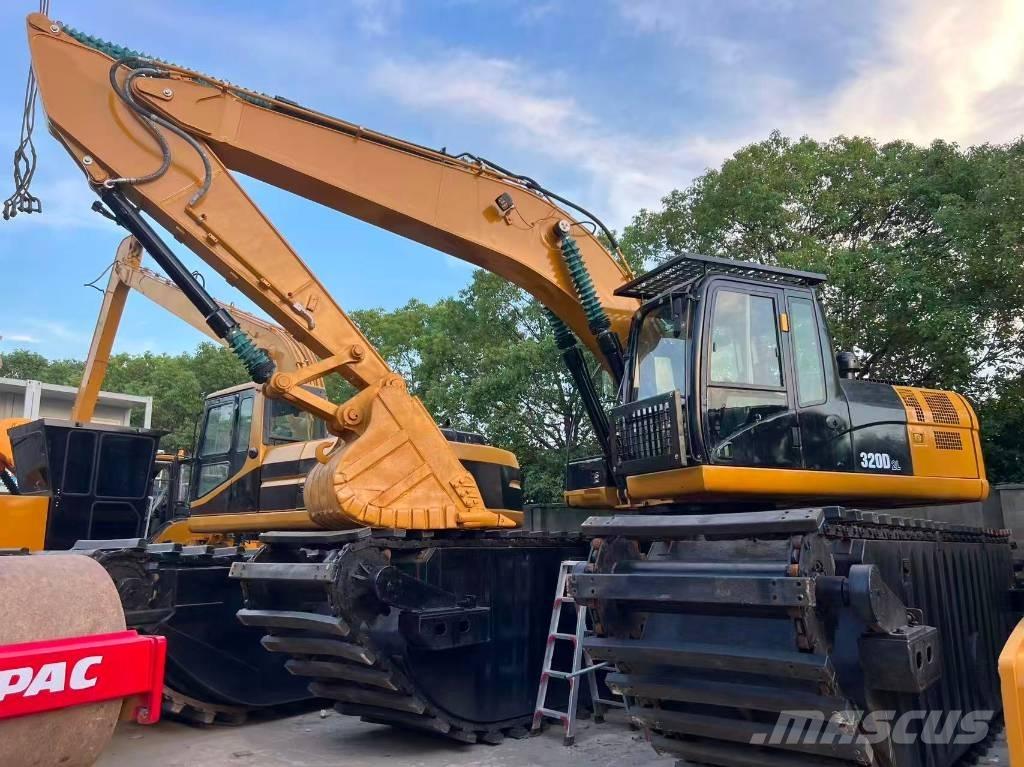 CAT 320 D2 Amfibische graafmachines